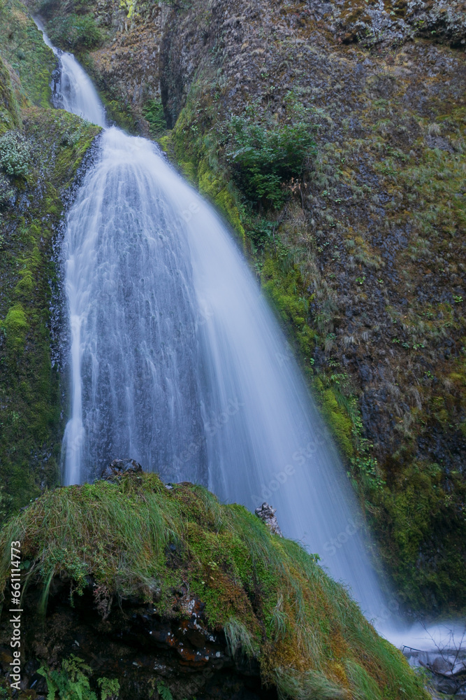Obraz premium Beautiful cascading Wahkeema Falls in the Columbia River Gorge in Oregon.
