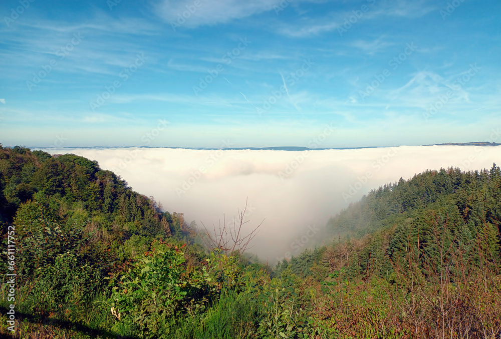 Nebel über dem Moseltal bei Mehring in der Nähe von Trier, Rheinland-Pfalz, im Herbst. Aussicht von der Mehringer Höhe. Nebel über dem Moseltal bei Mehring in der Nähe von Trier, Rheinland-Pfalz, im Herbst. Aussicht von der Mehringer Höhe.