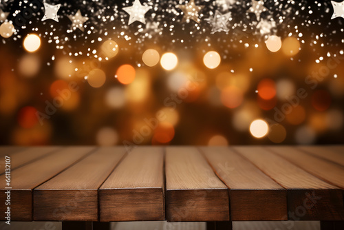Leerer Holztisch vor unscharfem weihnachtlichen Hintergrund mit Weihnachtsdeko und copy space