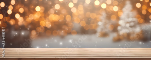 Leerer Holztisch vor unscharfem weihnachtlichen Hintergrund mit Weihnachtsdeko und copy space