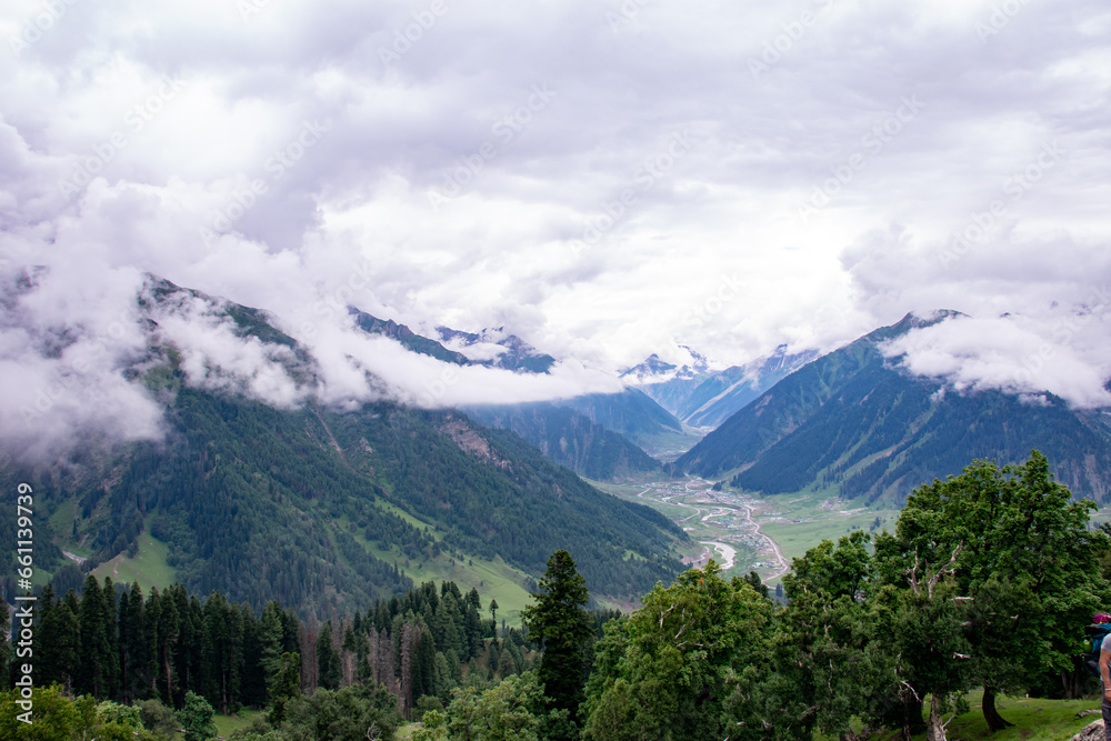 Obraz premium Landscape of Kashmir Valley, India, captured during the legendary Kashmir Great Lakes Trek.