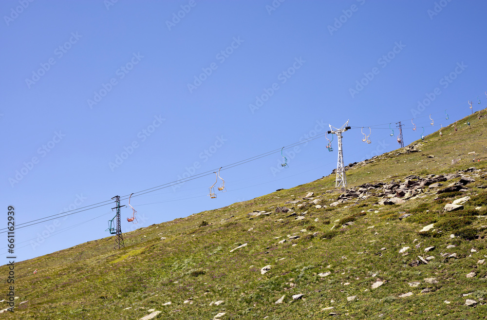 Obraz premium chairlift in the mountains on a sunny day