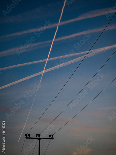 Viele Kondensstreifen am blauen Himmel