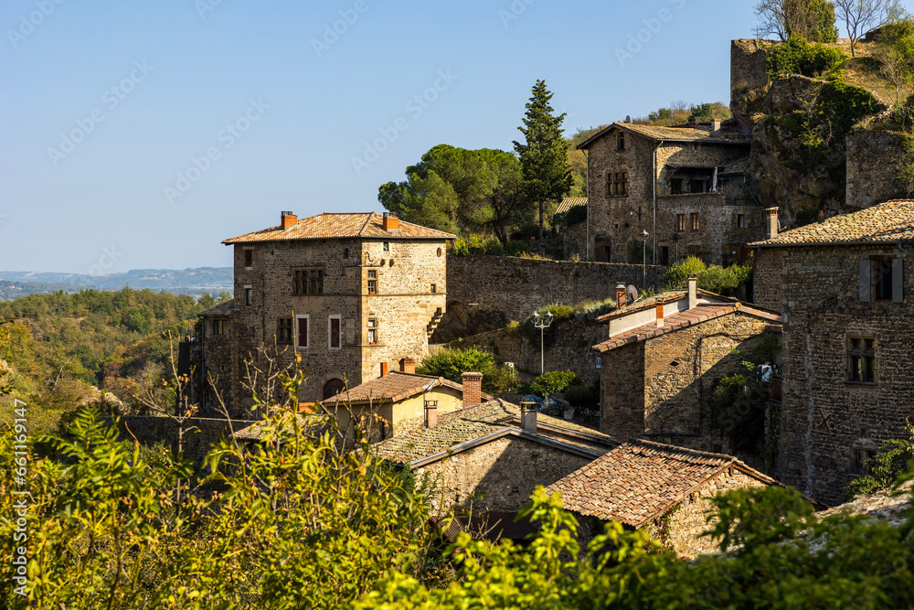 Village médiéval de Malleval dans son écrin rocheux, dans le parc naturel régional du Pilat