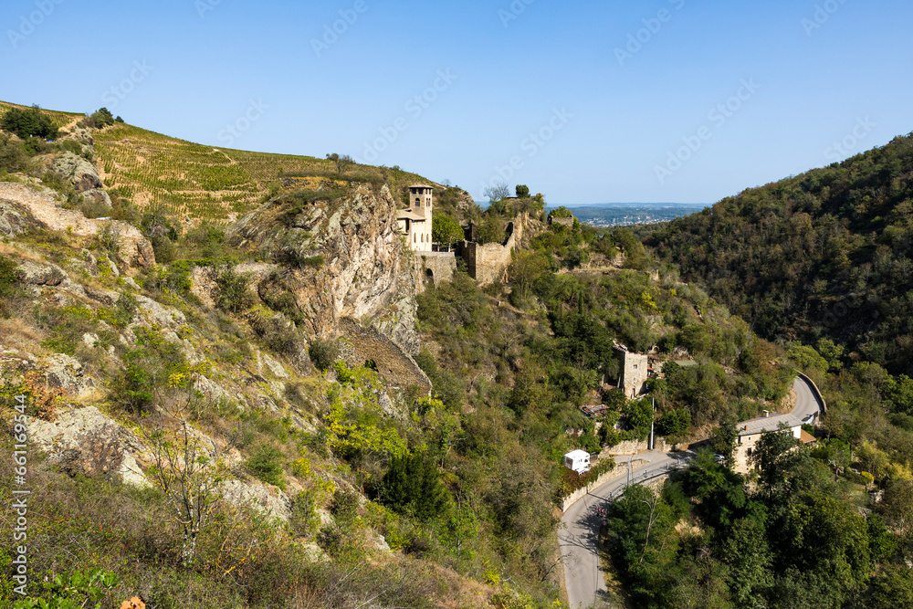 Clocher de l’église du village médiéval de Malleval dans le parc naturel régional du Pilat