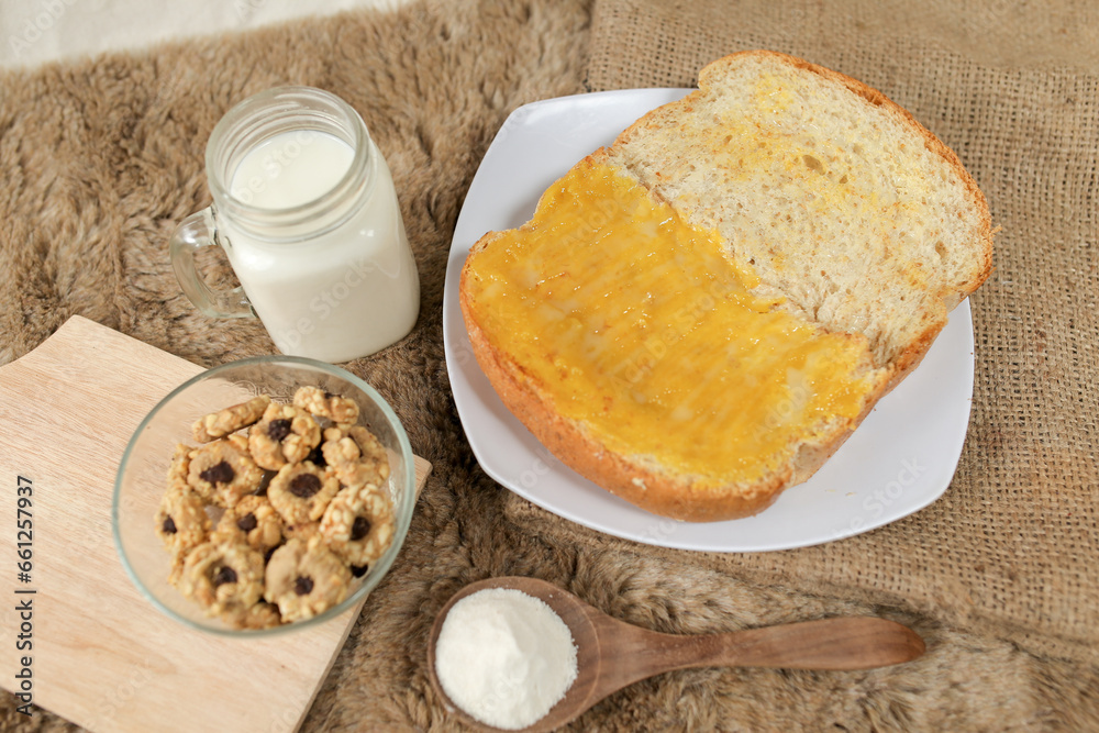 Naklejka premium Bread with pineapple jam on a plate for breakfast