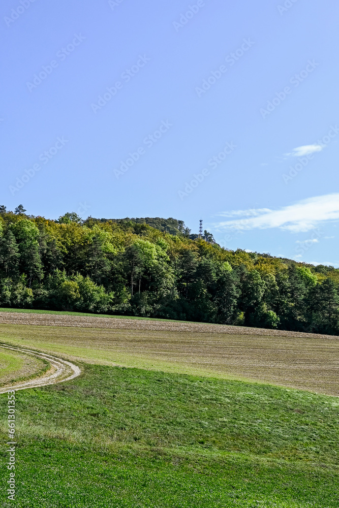 Obraz premium Dornach, Gempen, Gempenplateau, Schartenflue, Gempenturm, Wanderweg, Arlesheim, Landwirtschaft, Felder, Baselland, Solothurn, Sommer, Herbst, Schweiz