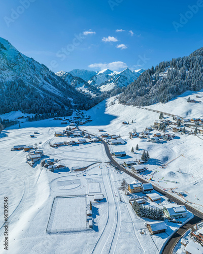 Sonniger Wintertag in Mittelberg im Kleinwalsertal, ideal für Skilanglauf, Winterwandern und Erholung