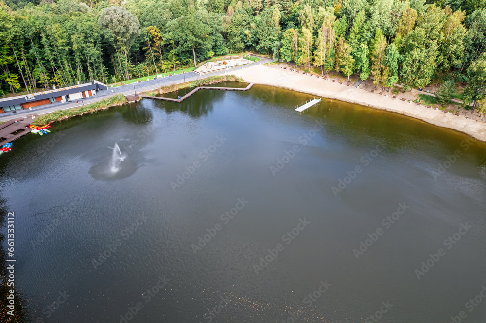 ośrodek wypoczynkowy z plażą i molo, panorama jesienią z lotu ptaka w Wodzisławiu Śląskim w Polsce na Śląsku