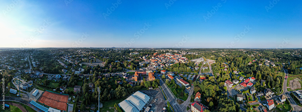 Miasto Wodzisław Śląski na Śląsku w Polsce, panorama jesienią z lotu ptaka w bezchmurny dzień