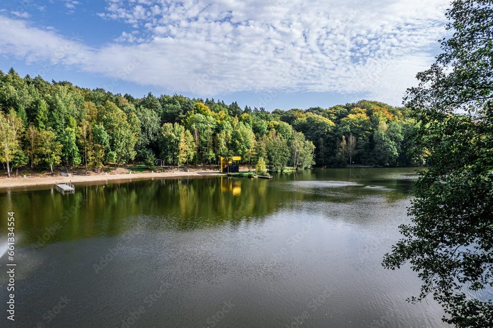 ośrodek wypoczynkowy z plażą i molo, panorama jesienią z lotu ptaka w Wodzisławiu Śląskim w Polsce na Śląsku