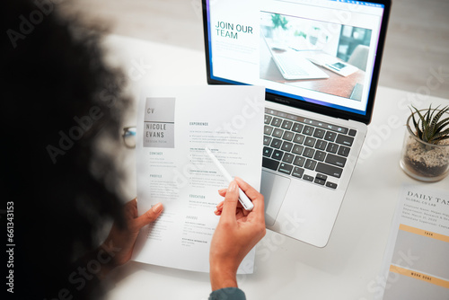 Cuadro en lienzo Hands, pen and human resources with CV, laptop with hiring news on company website and recruitment in office