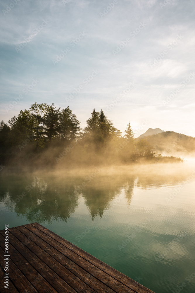 Sonnenaufgang und Nebel am Fuschelsee in Salzburg. Natur, morgen. 