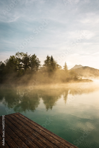 Fototapeta Naklejka Na Ścianę i Meble -  Sonnenaufgang und Nebel am Fuschelsee in Salzburg. Natur, morgen. 