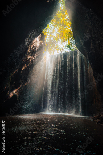 Obraz na płótnie waterfall in the forest w salonie
