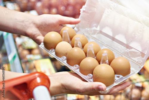 Packing eggs in hand