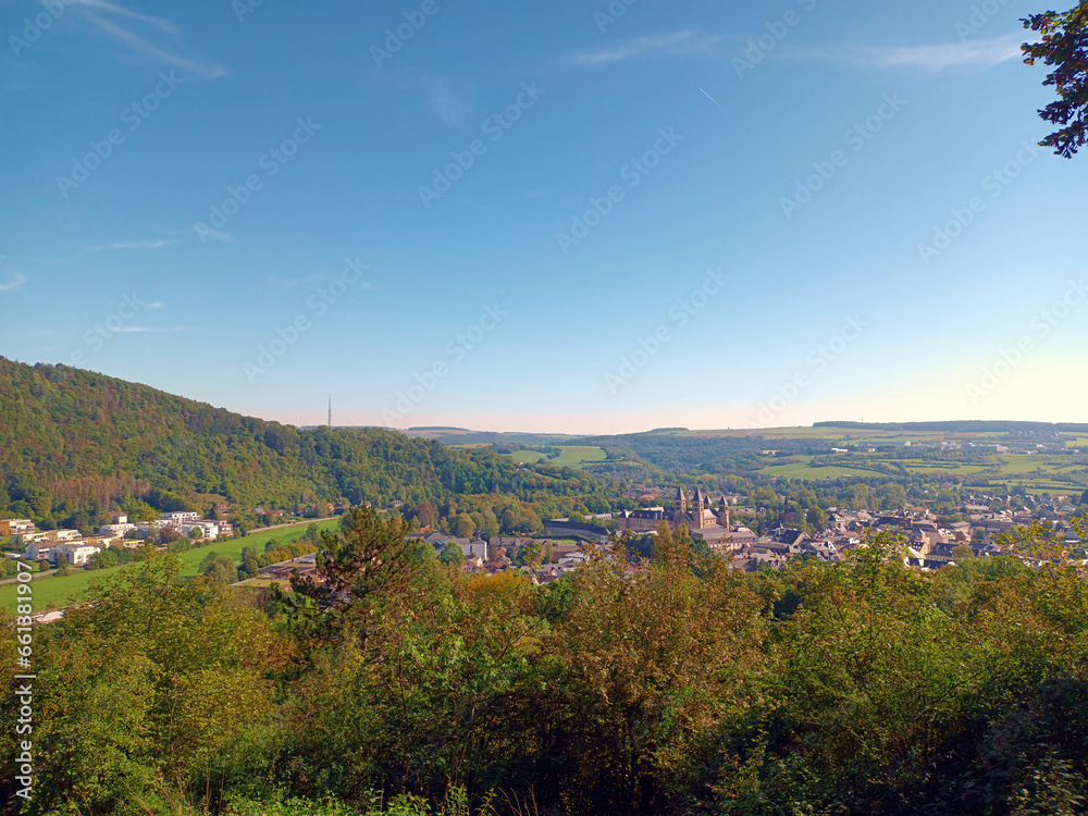 Blick auf Echternach, die älteste Stadt Luxemburgs und Hauptort der bei Touristen beliebten Kleinen Luxemburger Schweiz. Aussicht vom Wanderweg Mullerthal-Trail. 