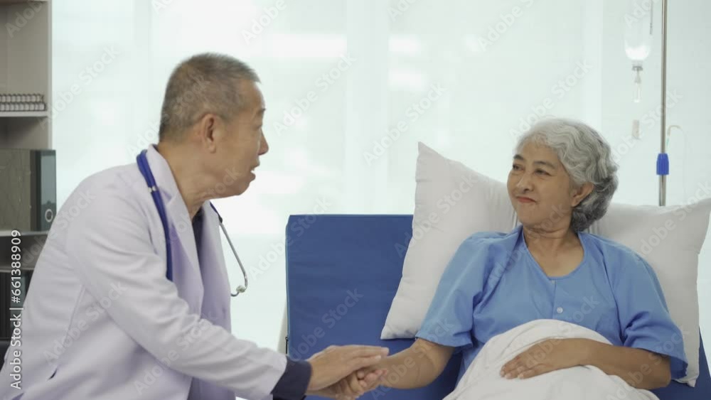 Professional senior male doctor consulting and examining senior female patient at hospital Relaxed atmosphere The concept of health care, mental health, caring for the elderly