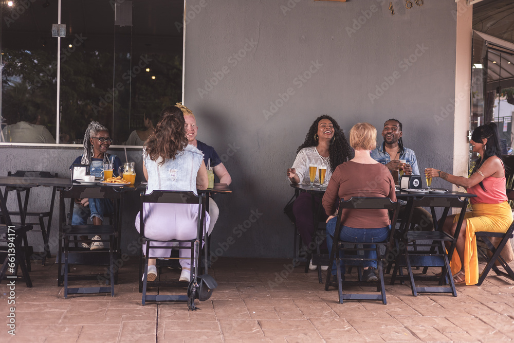 Pessoas se divertindo em um bar em tarde ensolarada.