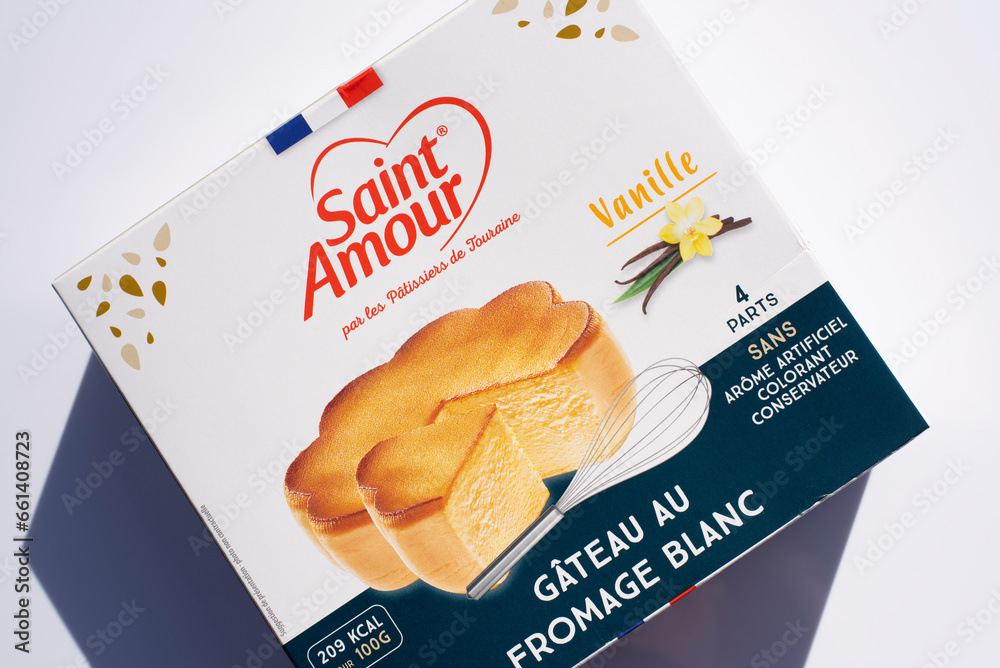 Gâteau au fromage blanc de la marque française Saint Amour dans son emballage Stock Photo