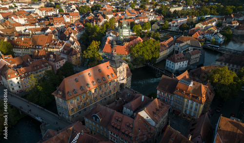 Drohnen Luftbildaufnahme des Alten Rathaus in Bamberg während Sonnenuntergang