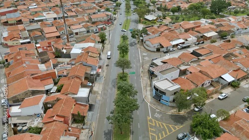 Vista aérea de bairro residencial na cidade de Paulínia com casas de telhado laranja e muitas árvores e vegetação ao redor. Brasil, 2023. photo