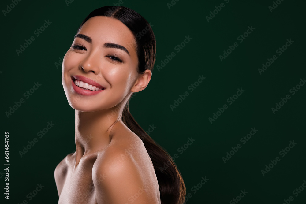 Photo of stunning asian woman toothy beaming smile model spa salon shoulders off isolated dark green color background Photo of stunning asian woman toothy beaming smile model spa salon shoulders off isolated dark green color background