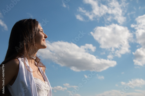 Mujer hermosa contemplando el cielo photo