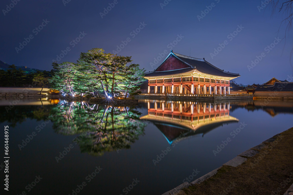 Fototapeta premium Gyeongbokgung Palace at night is beautiful, Seoul, South Korea.