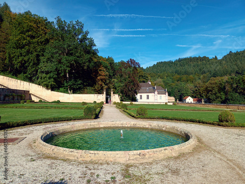Brunnen im Schlossgarten des Barockschloss Weilerbach bei Bollendorf in der Südweifel an der Grenze zwischen Luxemburg und Deutschland. Aussicht vom Premiumwanderweg Felsenweg 1. 