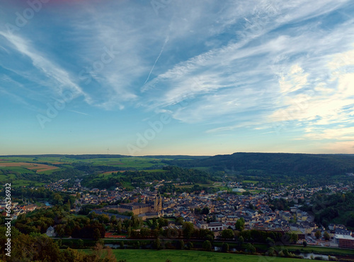 Blick auf Echternach, die älteste Stadt Luxemburgs und Hauptort der bei Touristen beliebten Kleinen Luxemburger Schweiz. Aussicht aus Richtung Echternacherbrück vom Premium-Wanderweg Felsenweg 1.