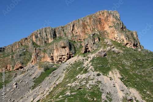Mount Arbel, Befestigungen und Höhlen
