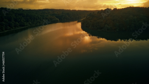 vue aérienne d'un lac au couché de soleil 
