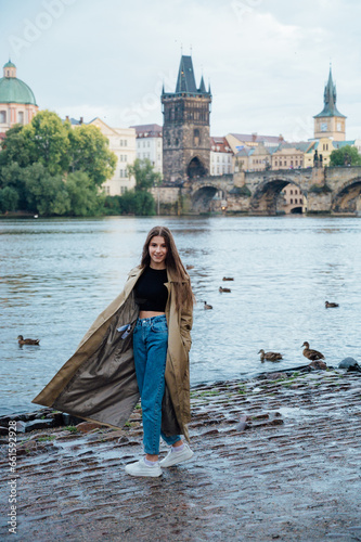 Canvas Print Young female tourist enjoying great view on the old town of Prague