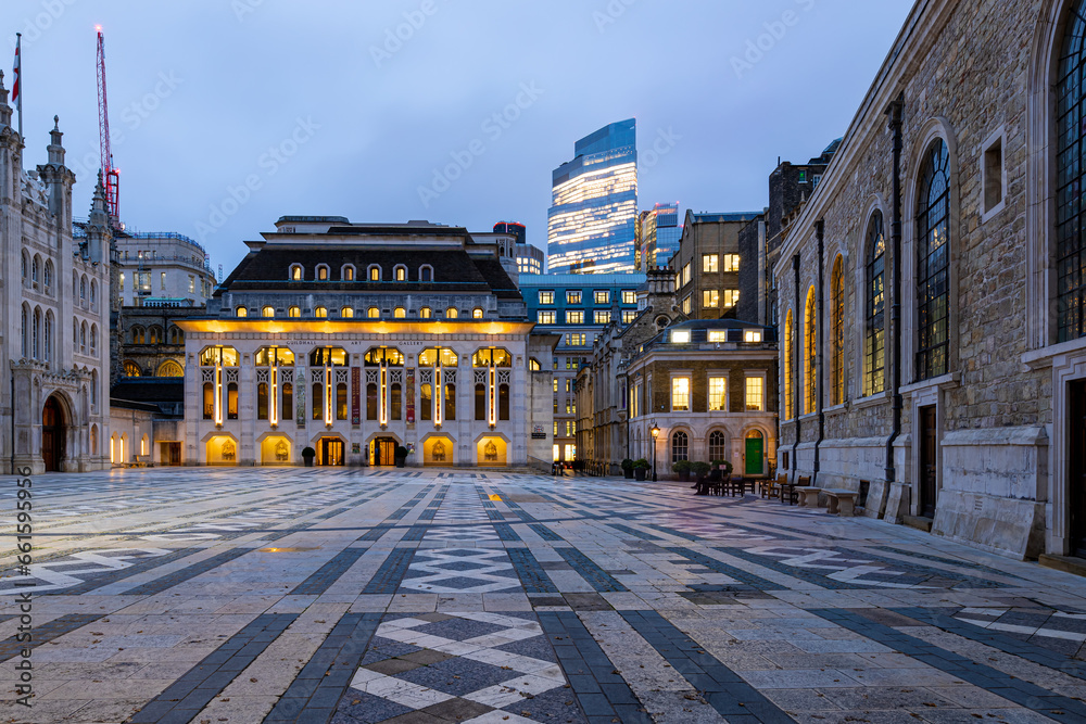 Twilight view of Guildhall yard in City of London, England - obrazy, fototapety, plakaty 