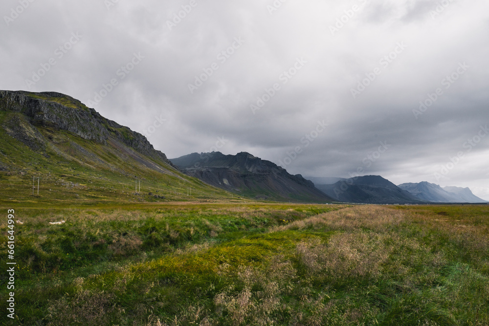 Plaines Islandaises avec nuages épais, pluie