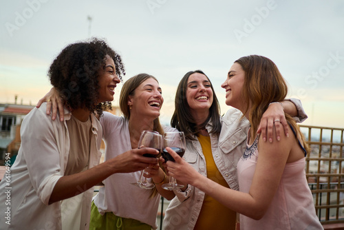 Fotografi Group multiracial smiling female friends toasting glasses red wine and celebrating party outdoors
