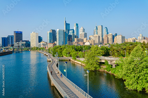 Skyline von Philadelphia mit Schuylkill Banks Boardwalk im Sommer