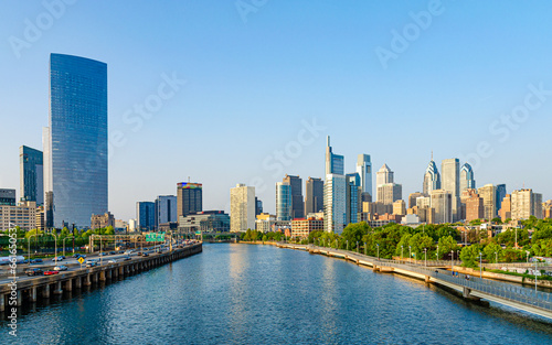 Skyline von Philadelphia mit Schuylkill River im Sommer