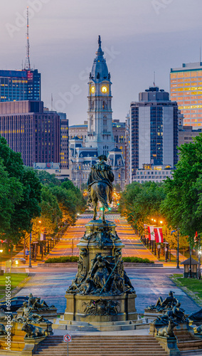 Benjamin Franklin Parkway in Philadelphia mit Washington Monument und Rathaus photo