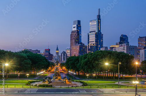 Skyline von Philadelphia am Benjamin Franklin Parkway zur Blauen Stunde am Morgen photo