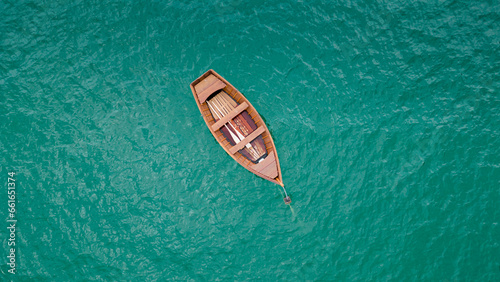 Cuadro en lienzo Beautiful turquoise ocean water with wooden boat on the water