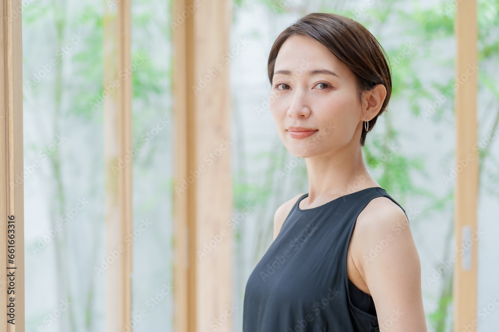 Fototapeta premium ワンピースを着た女性のポートレート アンチエイジングコンセプト