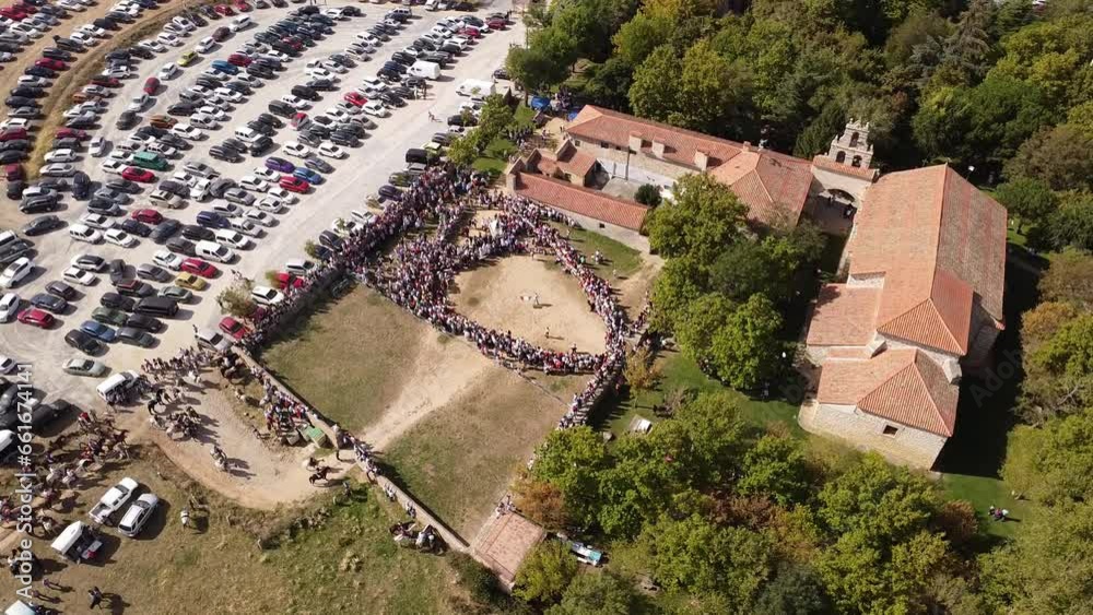 Vista aérea de baile de la bandera en un santuario cristiano.
