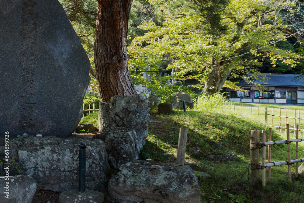 武蔵坊弁慶の墓／後ろに昔の墓石がある風景／日本岩手県平泉町