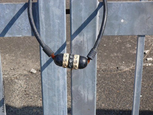 ゲートに設置されたワイヤー錠。