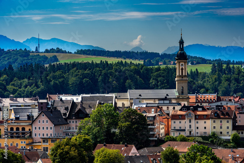 Blick auf die Altstadt Traunstein und den Bayerischen Alpen