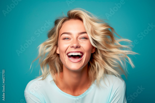Mujer rubia con mucha alegria, expresión de estar contenta photo
