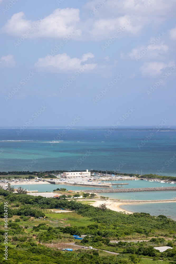 沖縄の青い海と風景（縦）