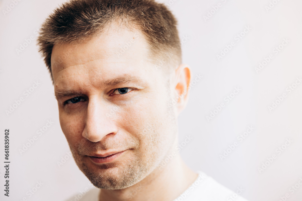 Naklejka premium Portrait of men in a white t -shirt